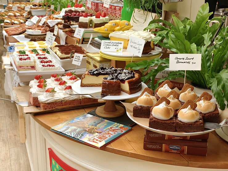 Decorative cakes and desserts at Cafe Highwaist Ikseon