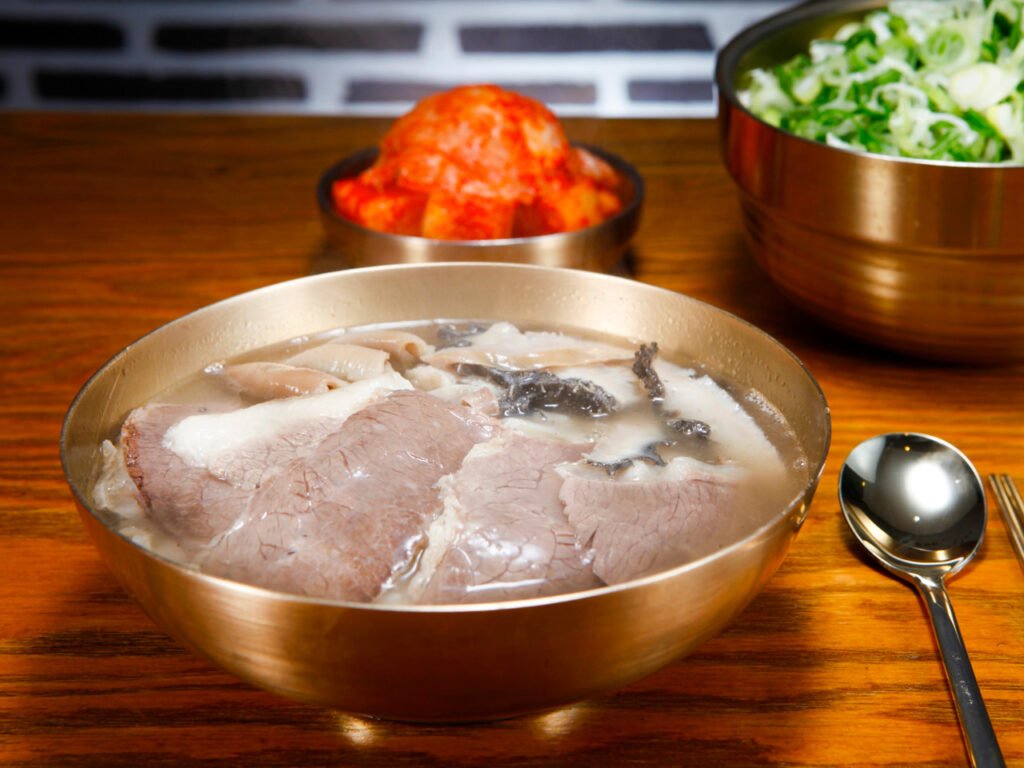 Beef gomtang with kimchi at Hadongkwan Myeongdong