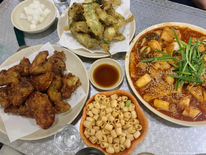 Hanchu fried chicken and deep-fried peppers in Seoul