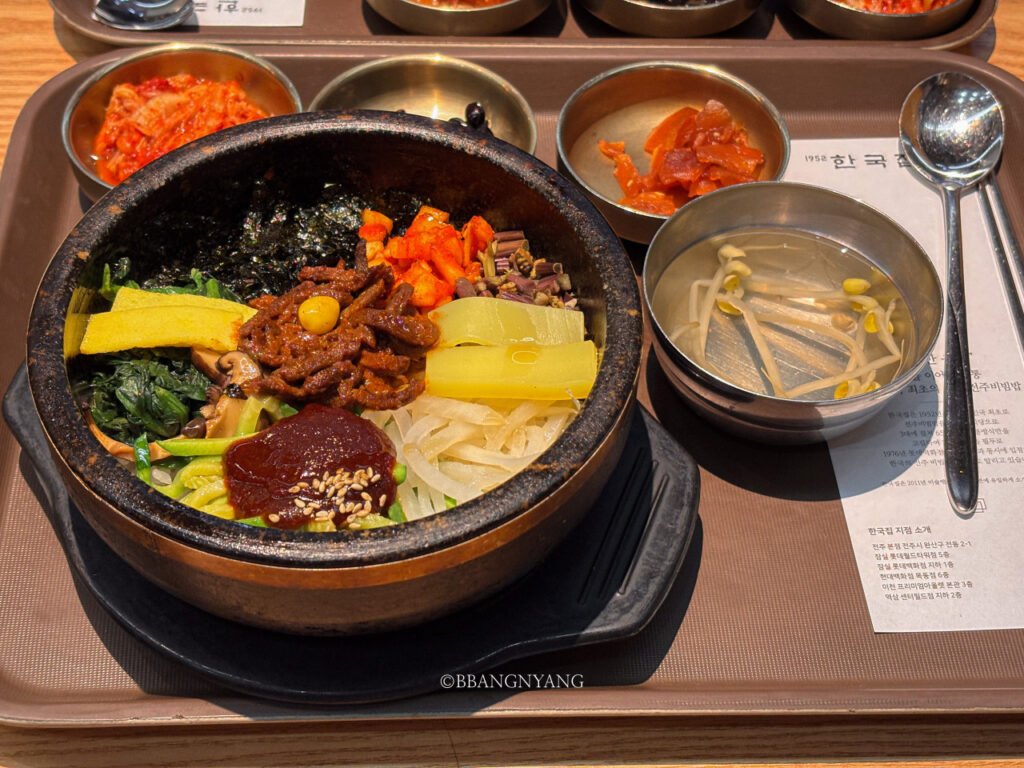 Jeonju bibimbap at Hanguk Jip inside Lotte World Mall in Jamsil