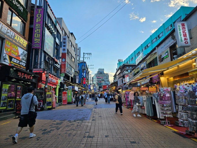 Night street in Seoul with Korean fried chicken restaurants