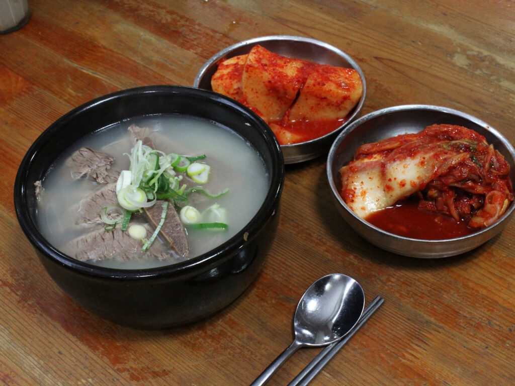 Seolnongtang breakfast at Imun Seolnongtang near Insadong