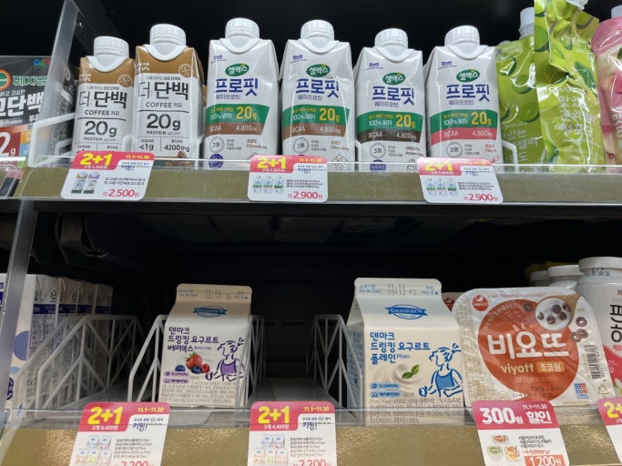Korean convenience store 1+1 and 2+1 promotional labels