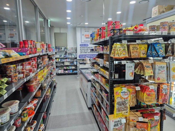 Korean convenience store food guide with kimbap, ramen, lunchbox, and drinks