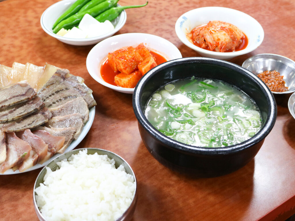 Seolleongtang breakfast at Miseongok in Myeongdong Seoul