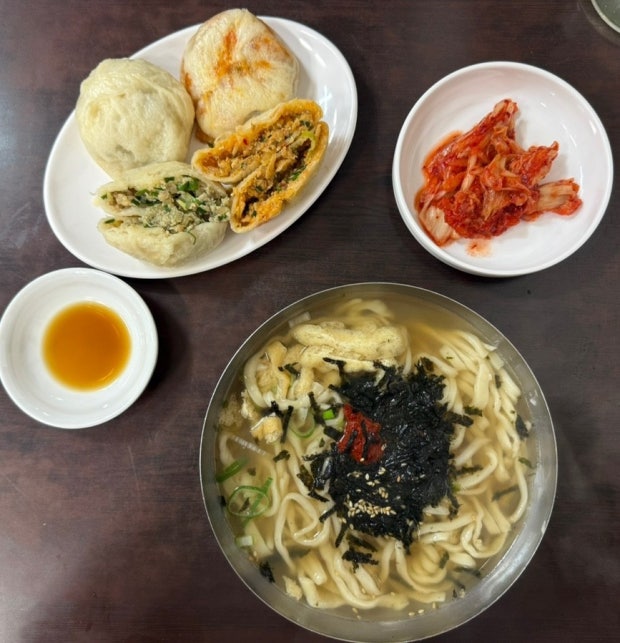 Popular foods to eat at Namdaemun Market including kalguksu hotteok and mandu