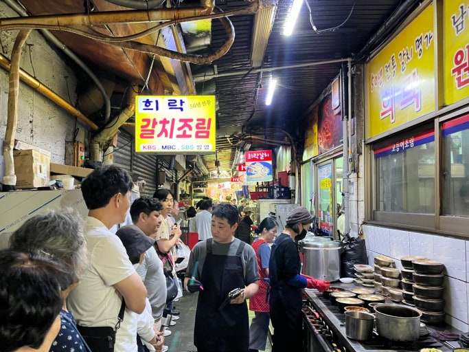 Galchi jorim alley at Namdaemun Market serving spicy braised hairtail fish