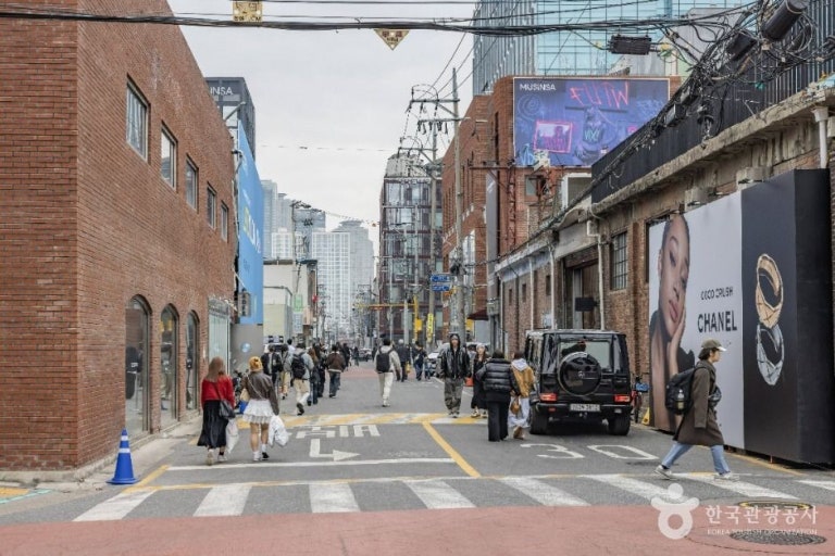 Seoul neighborhood with restaurants near popular attractions