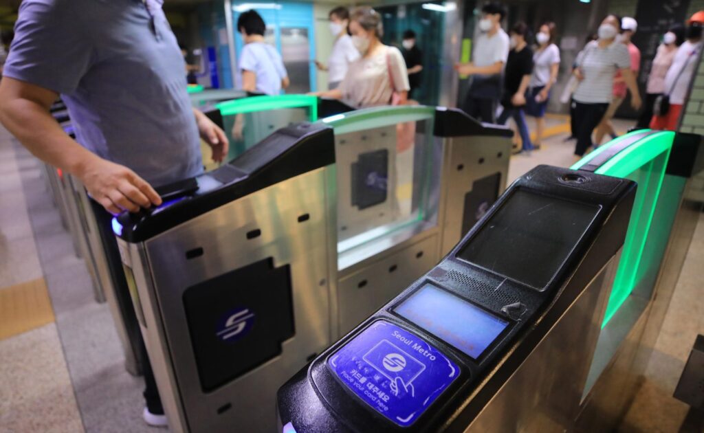 Seoul subway gate where travelers tap a T-Money card