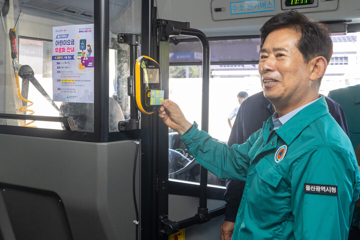 Passenger tapping a T-Money card on a Seoul bus reader
