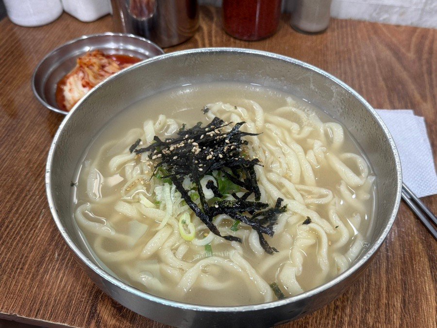 Hand-cut kalguksu at Hongdukkae Son Kalguksu in Mangwon Market