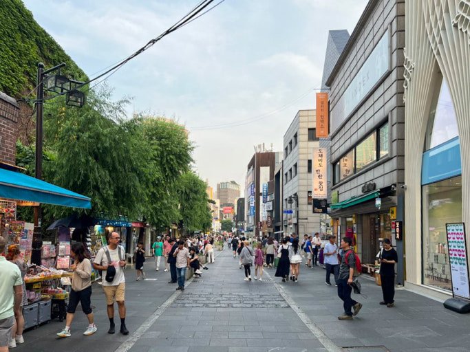 Morning street in central Seoul near Korean porridge restaurants